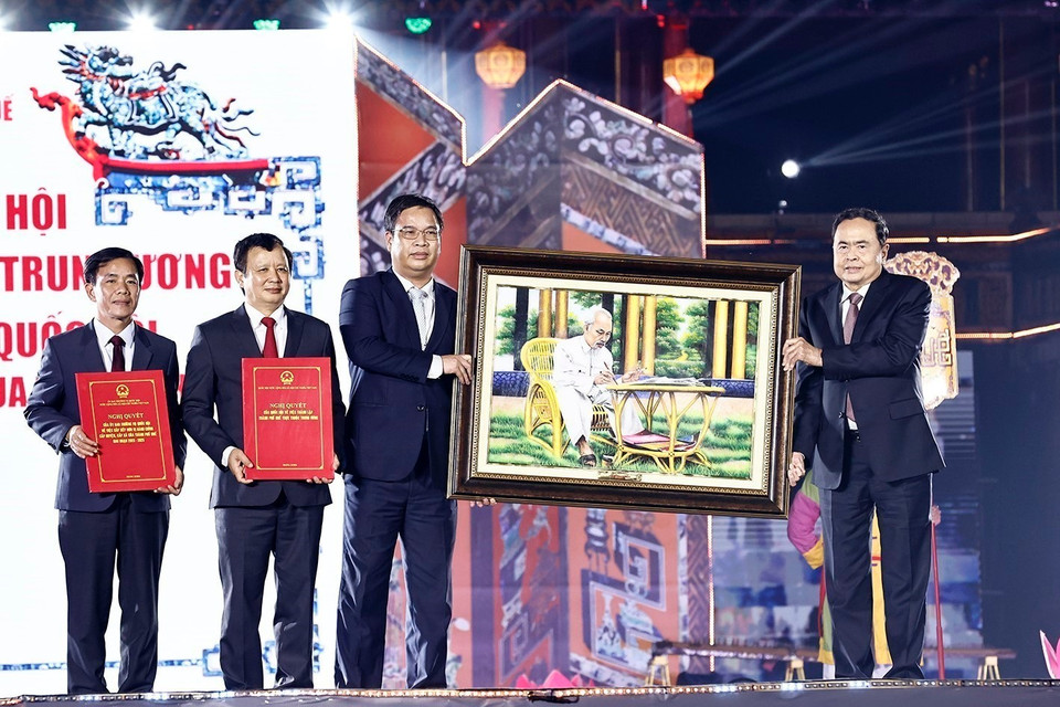 Chủ tịch Quốc hội Trần Thanh Mẫn tặng ảnh Bác Hồ chúc mừng Đảng bộ, chính quyền thành phố Huế. (Ảnh: Doãn Tấn/TTXVN)