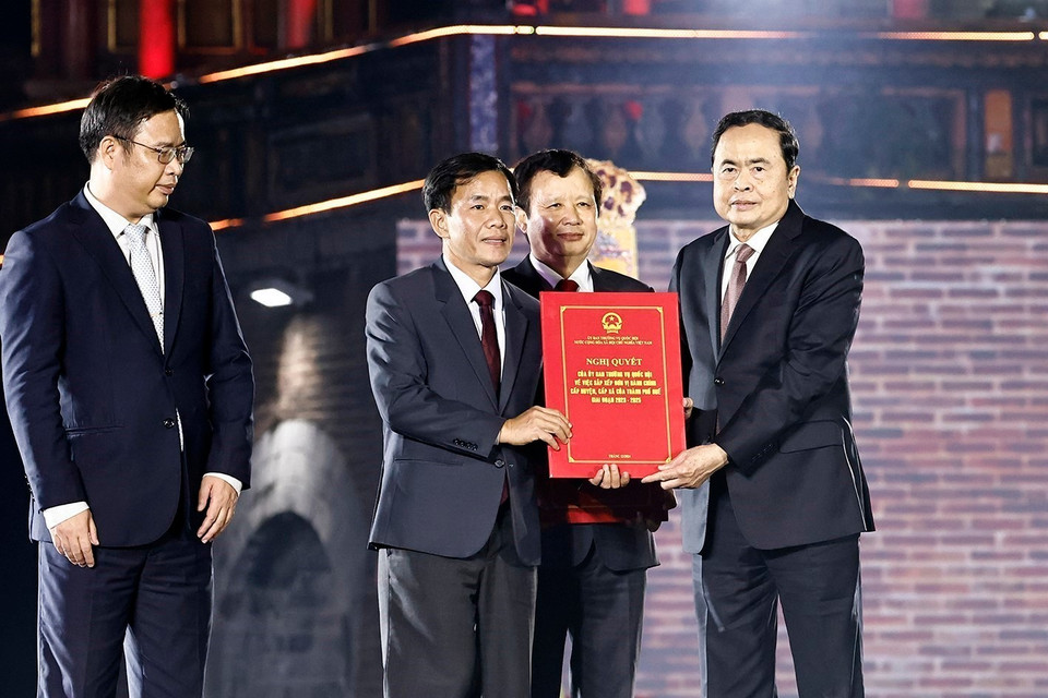 Chủ tịch Quốc hội Trần Thanh Mẫn trao Nghị quyết của Ủy ban Thường vụ Quốc hội sắp xếp đơn vị hành chính cấp huyện, cấp xã của thành phố Huế giai đoạn 2023-2025. (Ảnh: Doãn Tấn/TTXVN)