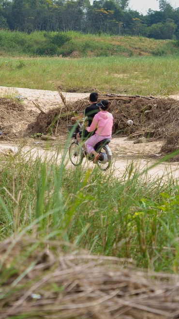 Khu vực canh tác hoa màu của người dân Gò Nổi dù đã hơn 1 tháng qua nhưng rác do lũ để lại vẫn chưa được dọn dẹp. (Ảnh: Thanh Phong/Vietnam+)