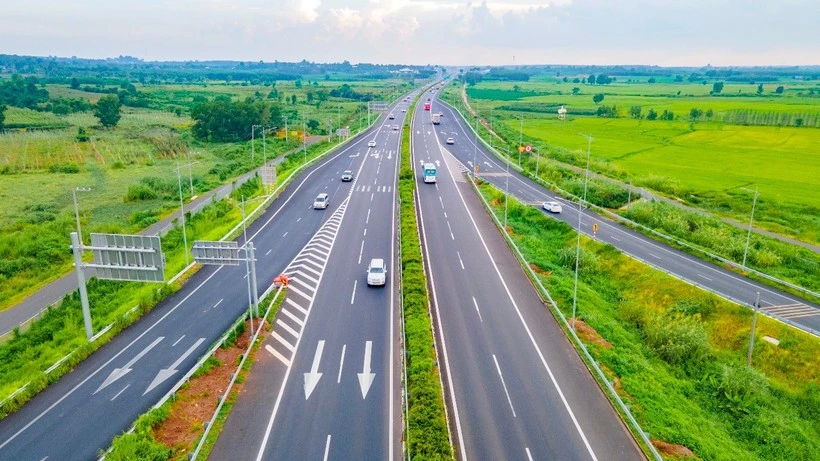 Cảnh sát giao thông đổ tốc độ 242,4 km/h trên cao tốc TP.HCM - Vĩnh Phúc