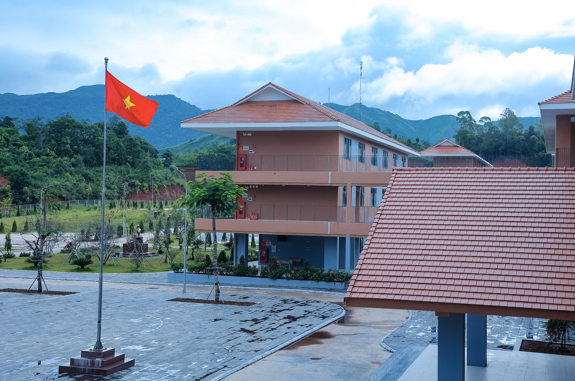 Mỗi ngôi truòng nội trú vùng biên là một "cột mốc mềm" gìn giữ biên cương. (Ảnh: Hoài Nam/Vietnam+)