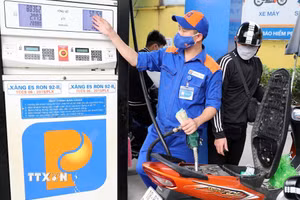 Nhân viên đổ xăng tại Hà Nội. (Ảnh: Trần Việt/TTXVN)