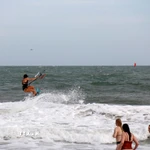 Sóng mạnh, gió lớn của biển Mũi Né (Lâm Đồng) luôn tạo được cảm giác mạnh, thích thú cho du khách chơi lướt ván diều. (Ảnh: Nguyễn Thanh/TTXVN)