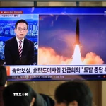 Người dân tại Seoul, Hàn Quốc theo dõi bản tin truyền hình về vụ phóng tên lửa đạn đạo của Triều Tiên, ngày 4/1/2026. (Ảnh: Yonhap/TTXVN)