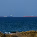 Tàu hàng chờ ở ngoài khơi Oman để di chuyển qua eo biển Hormuz. (Ảnh: Anadolu Agency/TTXVN)