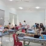 Các bệnh nhân nghi do ngộ độc thực phẩm đang điều trị tại Trung tâm Y tế Ea H’Leo, tỉnh Đắk Lắk ngày 29/3. (Ảnh: TTXVN phát)