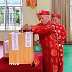 Các cụ cao niên phường Nếnh, Bắc Ninh, tham gia bầu cử. (Ảnh: Đồng Thúy/TTXVN)