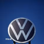 Biểu tượng hãng Volkswagen tại trụ sở ở Wolfsburg, Đức. (Ảnh: AFP/TTXVN)