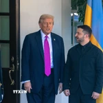 Tổng thống Mỹ Donald Trump (thứ 2, trái) trong cuộc gặp Tổng thống Ukraine Volodymyr Zelensky (phải) tại Nhà Trắng ở Washington, D.C., ngày 17/10/2025. (Ảnh: THX/TTXVN)
