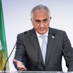 Thái tử Iran lưu vong Reza Pahlavi, con trai của cựu Quốc vương Iran Mohammad Reza Pahlavi, phát biểu trong một cuộc họp báo, ngày 23/6/2025 tại Paris. (Ảnh: AP)