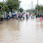 Nhiều tuyến đường trung tâm xã Hàm Thuận bị ngập sâu, các phương tiện không thể lưu thông. (Ảnh: Nguyễn Thanh/TTXVN)