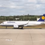 Máy bay của Hãng hàng không Lufthansa tại sân bay Tegel ở Berlin, Đức. (Ảnh: THX/TTXVN)