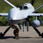 Một chiếc máy bay không người lái MQ-9 Reaper của Không quân Mỹ đang được một thành viên đội ngũ mặt đất kiểm tra tại sân bay Rafael Hernandez ở Aguadilla, Puerto Rico, ngày 17/11. (Ảnh: Reuters/Yonhap)