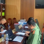 Đối tượng N.Đ.T làm việc với cơ quan công an vì đăng tải thông tin sai sự thật về bầu cử trên không gian mạng. (Ảnh: TTXVN phát)