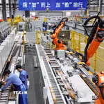 Công nhân làm việc tại nhà máy ở Cáp Nhĩ Tân, tỉnh Hắc Long Giang, Trung Quốc. (Ảnh: THX/TTXVN)