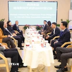 Buổi làm việc giữa Hội Nhà báo Việt Nam và Hội Nhà báo toàn Trung Quốc. (Ảnh: Quang Hưng/TTXVN)