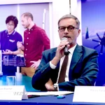 Đại sứ Pháp Olivier Brochet phát biểu tại họp báo. (Ảnh: Việt Đức/TTXVN)