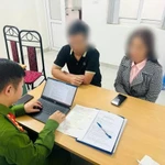 Công an làm việc với những người liên quan đến vụ việc. (Ảnh: Công an TP Hà Nội)