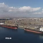 Tàu thuyền neo tại cảng trên đảo Qeshm của Iran trên eo biển Hormuz. (Ảnh: IRNA/TTXVN)