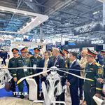 Thượng tướng Nguyễn Trường Thắng cùng đoàn công tác nghe đối tác Pháp giới thiệu về mô hình máy bay trực thăng chiến đấu. (Ảnh: Ngọc Hiệp/TTXVN)