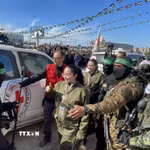 Các thành viên Lữ đoàn Al-Qassam và Al-Quds tiến hành lễ trao trả 4 nữ binh sỹ Israel cho Ủy ban Chữ thập Đỏ Quốc tế (ICRC) tại thành phố Gaza, ngày 25/1/2025. (Ảnh: AA/TTXVN)