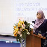 Bà Zaimah Osman, Lãnh sự Thương mại MATRADE thông tin xu hướng tiêu dùng của thị trường Hồi giáo tại hội thảo. (Ảnh: Xuân Anh/TTXVN)