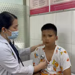 Học sinh ngộ độc thực phẩm tại Trường tiểu học Bình Quới Tây điều trị tại Bệnh viện Nhi đồng 2, Thành phố Hồ Chí Minh. (Ảnh: Bệnh viện cung cấp)