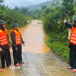 Cán bộ, chiến sỹ Bộ đội Biên phòng Quảng Trị triển khai lực lượng kiểm tra, cảnh báo khu vực ngập lụt, đảm bảo an toàn cho người dân và phương tiện trên địa bàn biên giới. (Ảnh: TTXVN phát)