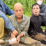 (Hai đối tượng và tang vật. Ảnh: TTXVN phát)