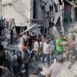 Nhân viên cứu hộ và người dân tìm kiếm các nạn nhân trong đống đổ nát sau vụ không kích của Mỹ trúng trường nữ sinh Shajareh Tayyiba ở thành phố Minab ngày 28/2. (Nguồn: CNN)