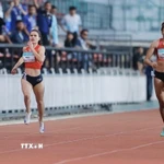 Nguyễn Thị Ngọc (trái) xuất sắc giành Huy chương Vàng nội dung chạy 400m nữ tại SEA Games 33 với thành tích 52,74 giây. (Ảnh: Minh Quyết/TTXVN)