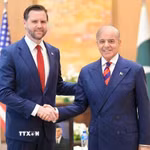 Thủ tướng Pakistan Shehbaz Sharif (phải) trong cuộc gặp Phó Tổng thống Mỹ JD Vance đang ở Islamabad để dự cuộc đàm phán với đại diện Iran, ngày 11/4/2026. (Ảnh: THX/TTXVN)