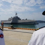 Các binh sỹ hải quân Campuchia chào đón tàu chiến USS Cincinnati của Mỹ khi cập bến tại cầu cảng căn cứ hải quân Ream ở Sihanoukville, Campuchia, ngày 24/1. (Ảnh AP)