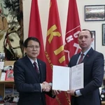 Ông Sergei Syrankov, Bí thư thứ nhất Ban chấp hành Đảng Cộng sản Belarus trao thư chúc mừng Đại hội đại biểu toàn quốc lần thứ XIV cho Đại sứ Việt Nam tại Belarus Nguyễn Văn Trung. (Ảnh: Báo Quốc tế)