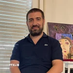 Nhà văn, nhà báo Gastón Fiorda trả lời phỏng vấn phóng viên TTXVN. (Ảnh: Diệu Hương/TTXVN)