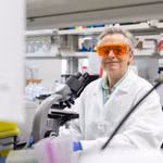 Bác sỹ Mario Ostrowski tại Bệnh viện St. Michael's, Unity Health Toronto, đồng thời là Giáo sư về miễn dịch học, y học xét nghiệm và bệnh lý học tại Khoa Y Temerty thuộc Đại học Toronto. (Nguồn: Đại học Toronto)