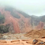 Hiện trường sạt lở đất ở xã Cẩm Trung vùi lấp một ngôi nhà và hư hỏng 3 trang trại. (Ảnh: Công Tường/TTXVN)