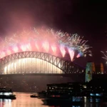 Pháo hoa rực rỡ trên cầu cảng Sydney trong lễ đón Năm mới 2026 ở Sydney. (Ảnh: AP)