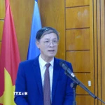 Đại biện lâm thời Đại sứ quán Việt Nam tại Lào Phan Minh Chiến phát biểu tại họp báo. (Ảnh: Xuân Tú/TTXVN)