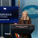 Thư ký báo chí Nhà Trắng Karoline Leavitt phát biểu họp báo tại Washington, D.C., Mỹ. (Ảnh: THX/TTXVN)