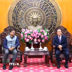 Ông Nguyễn Hồng Thanh, Phó Chủ tịch thường trực UBND tỉnh Tây Ninh và ông Vipra Pandey, Tổng Lãnh sự Ấn Độ tại Thành phố Hồ Chí Minh, trao đổi thông tin hợp tác. (Ảnh: Thanh Bình/TTXVN)