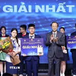 Thứ trưởng Thường trực Bộ Giáo dục và Đào tạo Phạm Ngọc Thưởng trao giải Nhất cho các học sinh đạt giải. (Ảnh: Thanh Tùng/TTXVN)