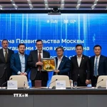Các đại biểu hai nước chụp ảnh chung. (Ảnh: TTXVN phát)