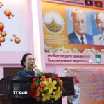 Cô Sivanheung Phengkhammay, Hiệu trưởng trường Song ngữ Lào-Việt Nam Nguyễn Du phát biểu tại kỷ niệm. (Ảnh: Xuân Tú/TTXVN)