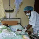 Nhân viên y tế điều trị cho bệnh nhân mắc sốt rét tại bệnh viện ở Goma, CHDC Congo. (Ảnh: THX/TTXVN)