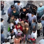 Nhóm người dàn cảnh giật dây chuyền của người phụ nữ áo đỏ. (Ảnh cắt từ clip)