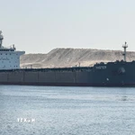 Một tàu hàng di chuyển qua kênh đào Suez ở Ismailia, Ai Cập ngày 13/7/2024. (Ảnh: THX/TTXVN)