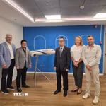 Tham tán Thương mại phụ trách Thương vụ Lê Thái Hòa (giữa) và ông Nghiêm Xuân Hải Đăng, đại diện Đại sứ quán Việt Nam tại Israel với Tổng giám đốc Thương mại và Ban Lãnh đạo EL AL. (Ảnh: TTXVN phát)