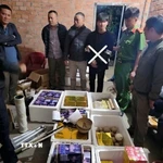 Cơ quan chức năng khám xét nơi cất giữ pháo nổ cảu đối tượng Phong. (Ảnh: TTXVN phát)