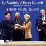 Trong khuôn khổ Hội nghị Thượng đỉnh Liên minh châu Âu (EU) - Hàn Quốc diễn ra tại Brussels (Bỉ) ngày 10/6/2026, EU và Hàn Quốc đã chính thức ký kết Hiệp định thương mại kỹ thuật số (DTA), đánh dấu bước phát triển mới trong quan hệ đối tác kinh tế giữa hai bên và khẳng định cam kết thúc đẩy thương mại mở, minh bạch, dựa trên luật lệ. Ảnh (từ trái sang): Bộ trưởng Thương mại Hàn Quốc Yeo Han-koo, Tổng thống Hàn Quốc Lee Jae Myung, Chủ tịch Hội đồng châu Âu Antonio Costa, Chủ tịch Ủy ban châu Âu Ursula von der Leyen và Ủy viên EU phụ trách thương mại và an ninh kinh tế Maros Sefcovic tại lễ ký. (Ảnh: Yonhap/TTXVN)